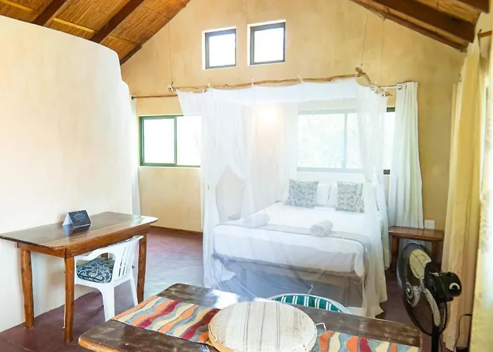 Tree House Cottage, Garden Views, Hot Water